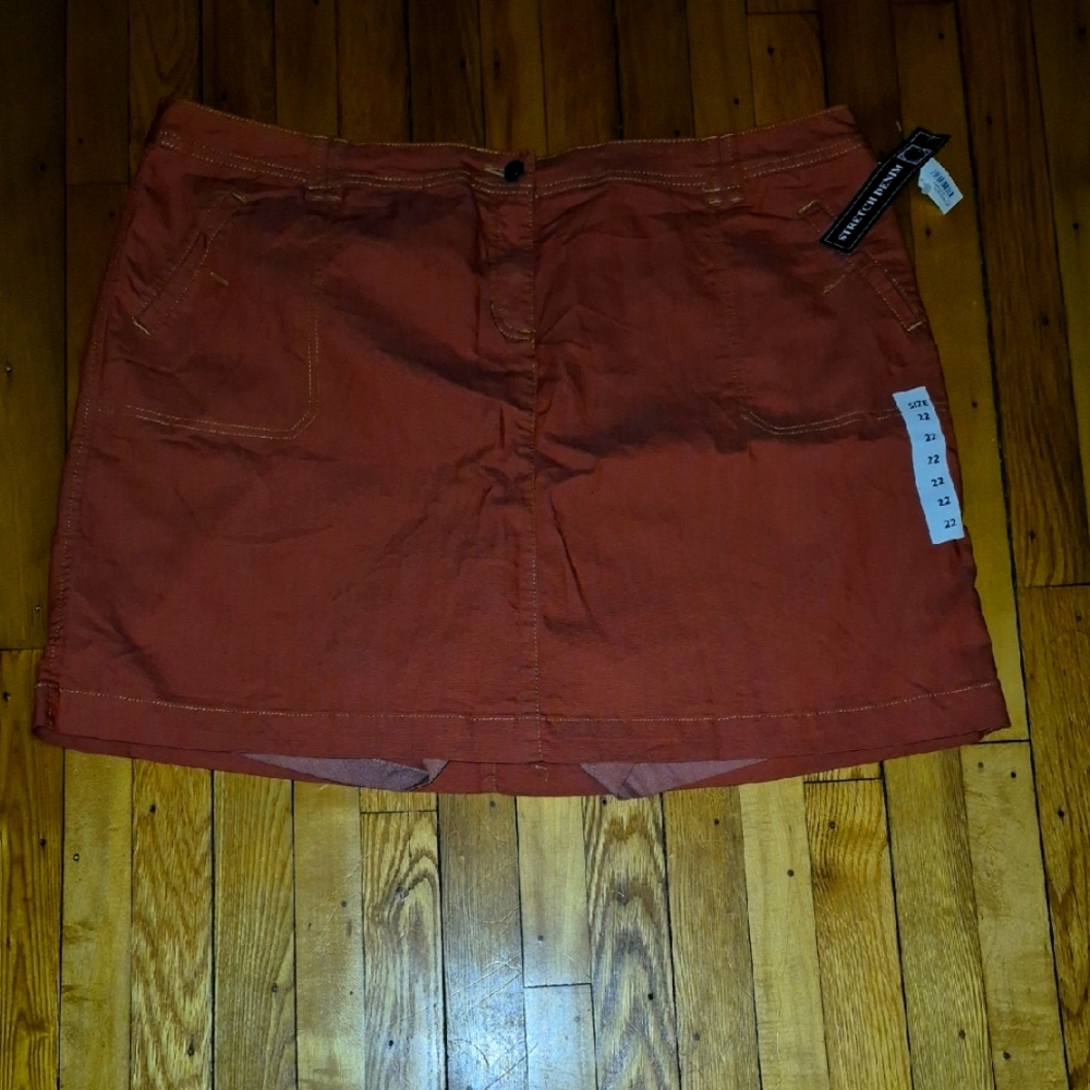 CASUAL DESIGNS, NEW WITH TAGS, BURNT ORANGE , STRETCH SKORT. SIZE WOMANS 22.